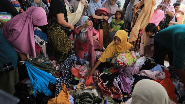 Conséquences des inondations et des glissements de terrain qui ont fait des centaines de victimes à Sumatra.