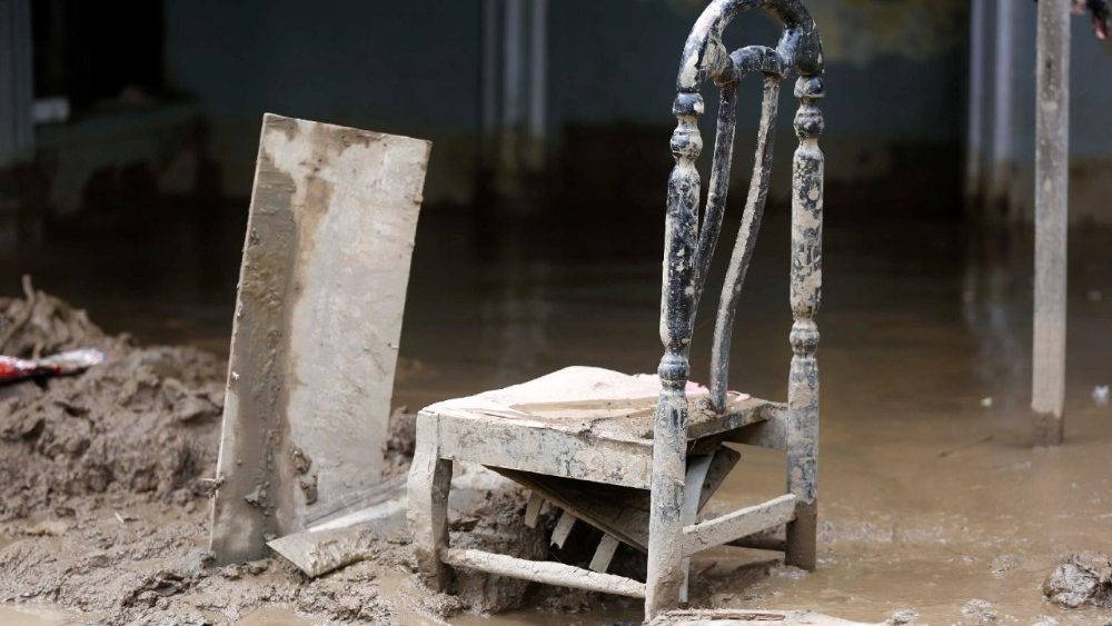 Uma cadeira coberta de lama permanece em uma vila afetada por enchentes na área de Meureudu, Pidie Jaya, Aceh, Indonésia, em 3 de dezembro de 2025. De acordo com a Agência Nacional de Gestão de Desastres, as enchentes e deslizamentos de terra provocados pelo ciclone tropical Senyar mataram mais de 750 pessoas nas províncias de Aceh, Sumatra do Norte e Sumatra Ocidental. EPA/HOTLI SIMANJUNTAK