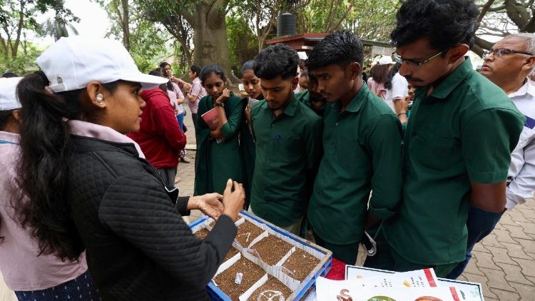 Studenti a Bangalore, in India, durante un evento legato alla Giornata internazionale del Suolo
