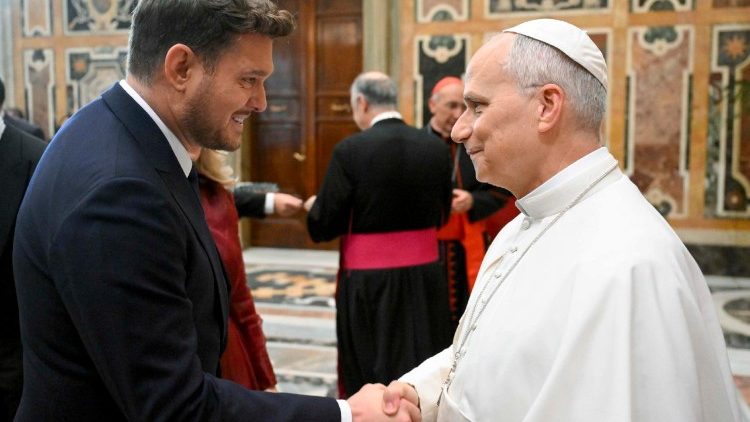 Këngëtari kanadez Michael Bublé, i cili do të performojë nesër në Koncertin me të Varfrit, shtrëngon duart me Papën. (@VaticanMedia)