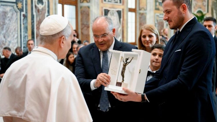 A "Koncert a szegényekkel" vatikáni karácsonyi rendezvény szervezői és fellépő művészei Leó pápánál