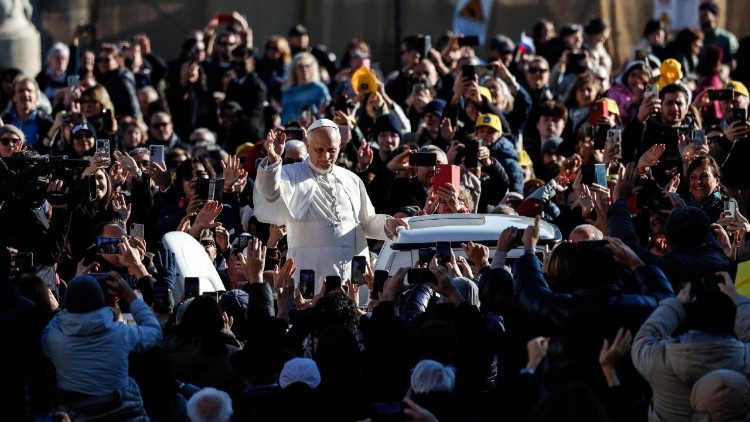 जयन्ती आमदर्शन में तीर्थयात्रियों का अभिवादन करते पोप लियो 14वें