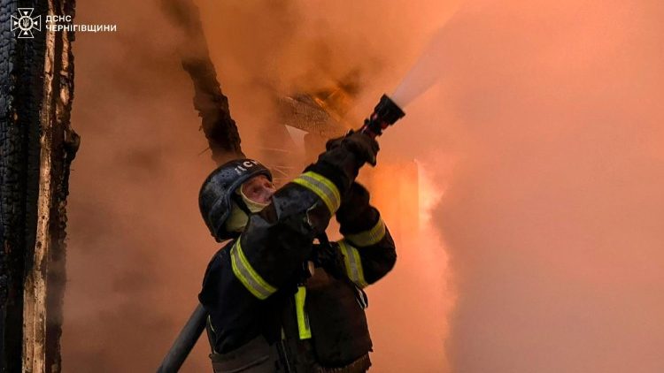 Uma foto divulgada pelo Servi&ccedil;o Estatal de Emerg&ecirc;ncia mostra um bombeiro apagando um inc&ecirc;ndio em um local ap&oacute;s ataques com m&iacute;sseis e drones russos na regi&atilde;o de Kiev, na Ucr&acirc;nia, em 6 de dezembro de 2025, em meio &agrave; invas&atilde;o russa em curso. Pelo menos oito pessoas ficaram feridas ap&oacute;s o bombardeio russo durante a noite na Ucr&acirc;nia, com 51 m&iacute;sseis de diferentes tipos e 653 drones de choque, de acordo com o relat&oacute;rio do Servi&ccedil;o Estatal de Emerg&ecirc;ncia. EPA/STATE EMERGENCY 