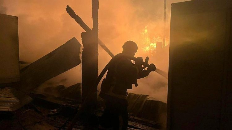 Uma foto divulgada pela Administra&ccedil;&atilde;o Estatal Regional de Dnipropetrovsk mostra um socorrista ucraniano trabalhando em um local atingido por m&iacute;sseis e drones russos na regi&atilde;o de Kiev, Ucr&acirc;nia, em 6 de dezembro de 2025, em meio &agrave; invas&atilde;o russa em curso. Pelo menos oito pessoas ficaram feridas ap&oacute;s o bombardeio russo durante a noite na Ucr&acirc;nia, com 51 m&iacute;sseis de diferentes tipos e 653 drones de choque, de acordo com o relat&oacute;rio do Servi&ccedil;o Estatal de Emerg&ecirc;ncia.EPA/Dnipropetrovsk Regional State Administration 