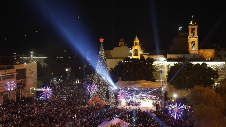 Illumination du sapin de Noël devant la basilique de la Nativité à Bethléem, le 6 décembre 2025. 
