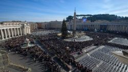 Hatalmas tömeg köszöntötte a Szentatyát