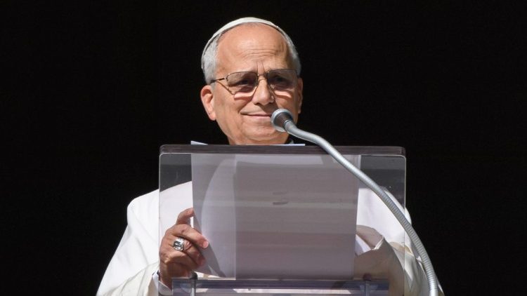 Il Papa durante la preghiera dell'Angelus dal Palazzo Apostolico in Piazza San Pietro