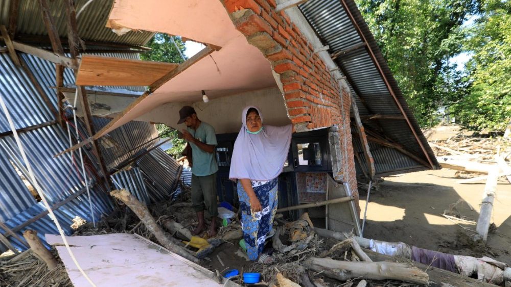 Moradores inspecionam suas casas danificadas pelas enchentes na área afetada em Meureudu, Pidie Jaya, Indonésia, em 8 de dezembro de 2025. De acordo com a Agência Nacional de Gestão de Desastres, as enchentes e deslizamentos de terra provocados pelo ciclone tropical Senyar mataram mais de 950 pessoas nas províncias de Aceh, Sumatra do Norte e Sumatra Ocidental. EPA/HOTLI SIMANJUNTAK