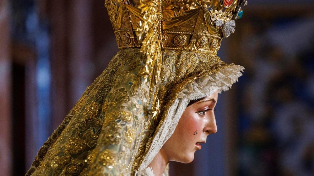 A Virgem de Macarena retornou à Basílica de Sevilha, na Espanha, em 8 de dezembro de 2025, após quatro meses de extensa restauração estrutural. EPA/JULIO MUNOZ