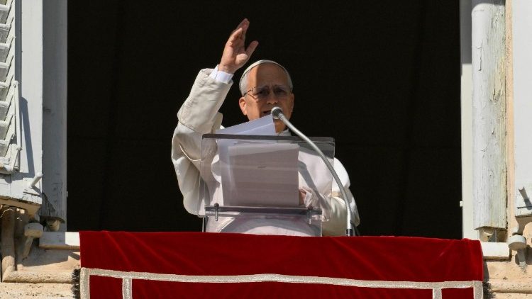 संत पापा लियो देवदूत प्रार्थना में