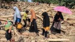 सुमात्रा में बाढ़ के बाद मरने वालों की संख्या 900 के पार