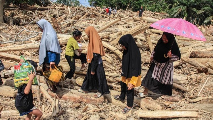 सुमात्रा में बाढ़ के बाद मरने वालों की संख्या 900 के पार