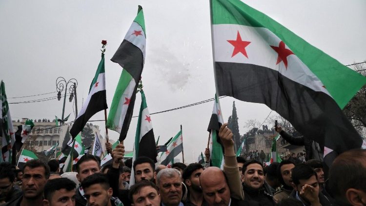 Manifestants à Idlib pour célébrer la chute de Bachar al Assad.