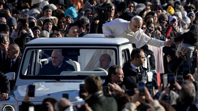 Le Pape saluant les p&egrave;lerins et fid&egrave;les sur la place Saint-Pierre