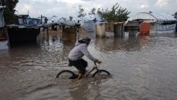 Displaced Palestinians in Khan Younis face harsh conditions due to flooding