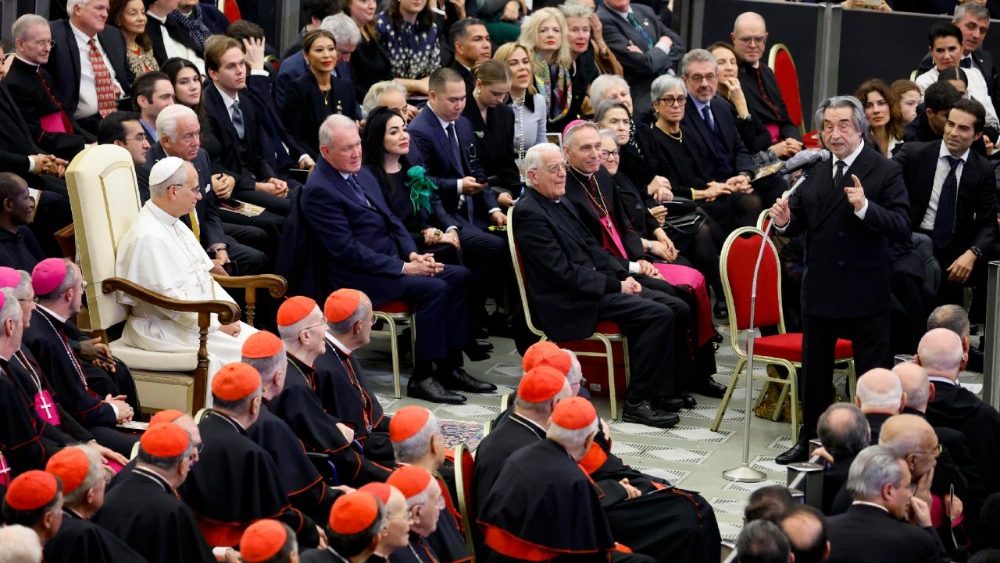 In aula Paolo VI papa Leone assiste al concerto diretto da Muti