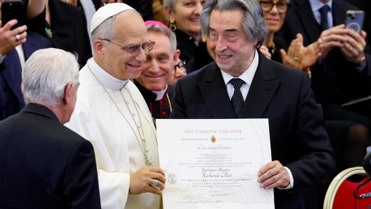 Leó pápa átadta a Ratzinger-díjat Riccardo Muti karmesternek  