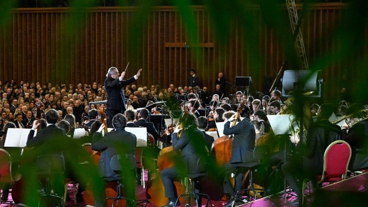 A 84 &eacute;ves mester kez&eacute;ben a zenekar &eacute;s a k&oacute;rus