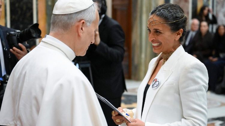 Leó pápa a vatikáni karácsonyi koncert szervezőinek egyik képviselőjét köszönti