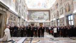 वाटिकन के क्रिसमस कैरोल में शामिल कलाकारों और संयोजकों से मुलाकात करते हुए संत पापा लियो 14वें