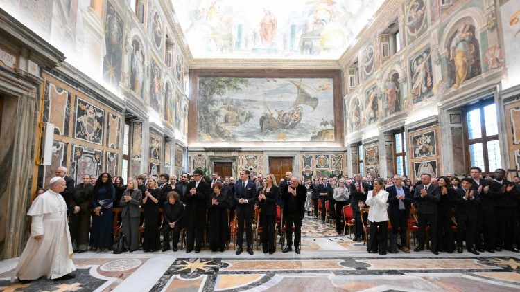 वाटिकन के क्रिसमस कैरोल में शामिल कलाकारों और संयोजकों से मुलाकात करते हुए संत पापा लियो 14वें