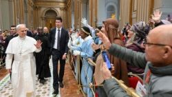 Il Papa, presepe segno importante, aiuta il mondo a sperare