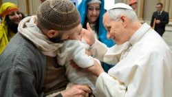 കലാകാരന്മാരെ പാപ്പാ അഭിവാദ്യം ചെയ്യുന്നു 