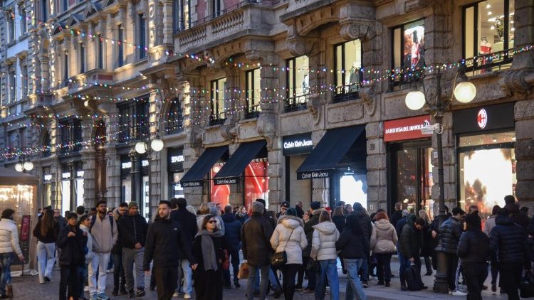 البابا: في عيد الميلاد، لنتجنب التسوق المخدِّر ولندعُ الفقراء والوحيدين