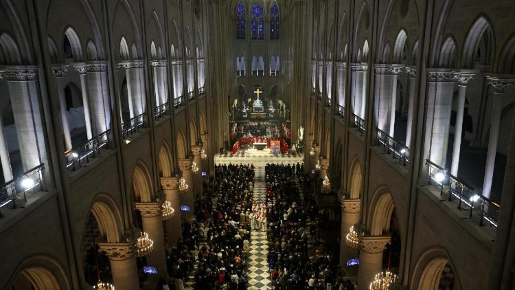 Boldoggáavatás az újjáépített párizsi Notre-Deme székesegyházban 