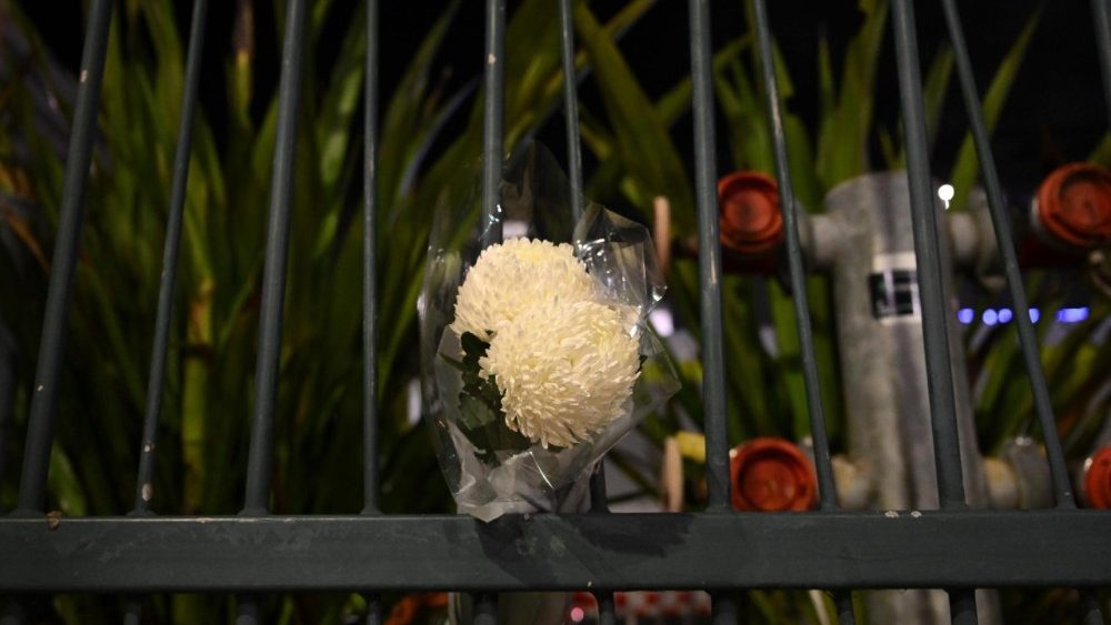 Um único buquê de flores é colocado em frente ao Hospital St. Vincent, para onde várias vítimas foram levadas após um tiroteio na praia de Bondi, em Sydney, Nova Gales do Sul (NSW), Austrália, em 14 de dezembro de 2025. A Polícia de NSW confirmou pelo menos dez mortes, incluindo a de um suposto atirador, após o incidente na praia de Bondi. Outras onze pessoas ficaram feridas, incluindo dois policiais. As autoridades informaram que o segundo suposto atirador permanece em estado crítico e está sob custódia. EPA/DEAN LEWINS