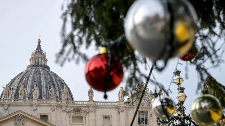 Il Papa, 'il presepe e l'albero segni di pace e speranza'