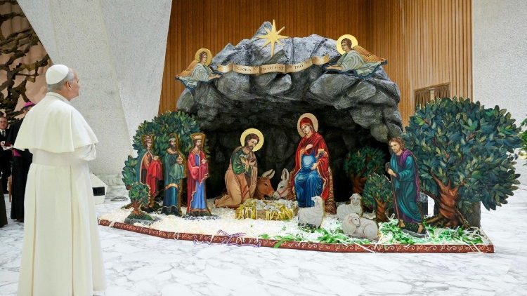 പോൾ ആറാമൻ ശാലയിലെ പുൽക്കൂടിനു മുൻപിൽ പ്രാർത്ഥനയോടെ പാപ്പാ 