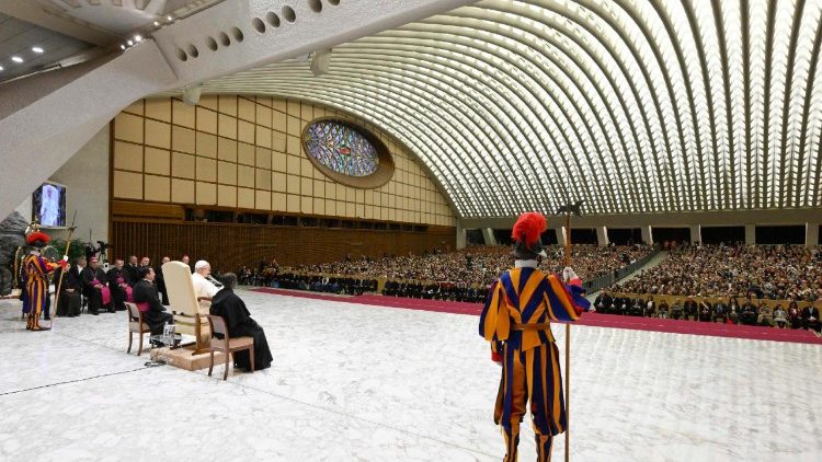 Leó pápa az adományozók képviselőivel a térségek zarándokaival   