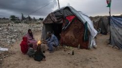 Emergencia humanitaria en Gaza también a causa del frío y el mal tiempo. En la foto, una familia desplazada en Khan Yunis (ANSA)
