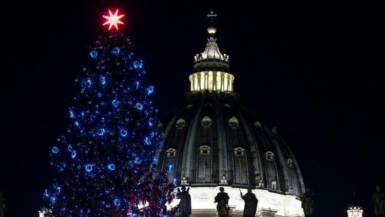 Vaticano: inaugurazione del presepe e dell'albero in piazza S.Pietro