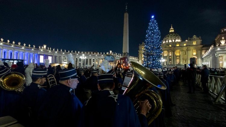 संत पेत्रुस महागिरजाघर के प्राँगण में क्रिसमस ट्री और चरनी का उद्घाटन