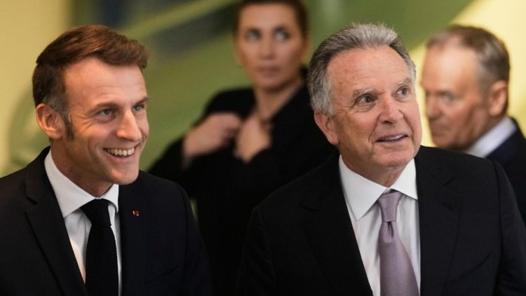 Il presidente francese Macron e l'inviato Usa Witkoff al summit di Berlino la scorsa settimana