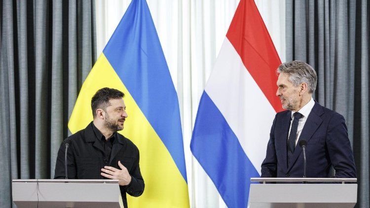 Il presidente ucraino Zelensky e il premier olandese Schoof all'Aja