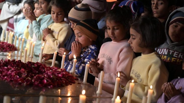 Cristãos paquistaneses acendem velas enquanto se reúnem em uma igreja em Lahore, Paquistão, em 16 de dezembro de 2025. EPA/A. HUSSAIN