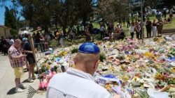 Omaggi floreali per le vittime dell'attentato a Bondi Beach