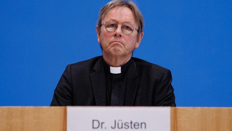 Karl J&uuml;sten bei einer Pressekonferenz