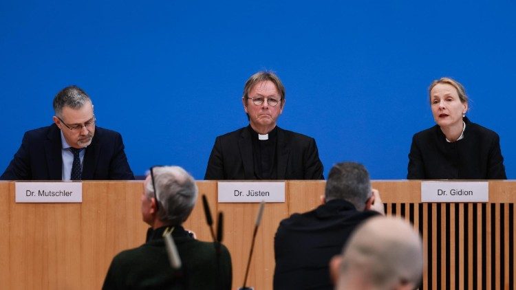 Dr. Mutschler (Vorsitzender der GKKE-Fachgruppe Rüstungsexport), Dr. Jüsten (katholische Vorsitzende der GKKE) und Dr. Gidion (evangelische Vorsitzende der GKKE)