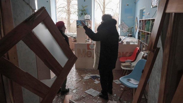 Uma biblioteca danificada no local de um ataque russo perto de uma escola em Zaporizhzhia, Ucr&acirc;nia, em 17 de dezembro de 2025, em meio &agrave; invas&atilde;o russa em curso. A R&uacute;ssia atingiu a cidade tr&ecirc;s vezes com bombas planadoras, danificando uma escola, pr&eacute;dios residenciais e uma infraestrutura. Pelo menos 29 pessoas ficaram feridas, incluindo uma crian&ccedil;a, segundo a Administra&ccedil;&atilde;o Estatal Regional de Zaporizhzhia. As tropas russas entraram em territ&oacute;rio ucraniano em 24 de fevereiro de 2022, iniciando um conflito que provocou destrui&ccedil;&atilde;o e uma crise humanit&aacute;ria. EPA/OLEG MOVCHANIUK