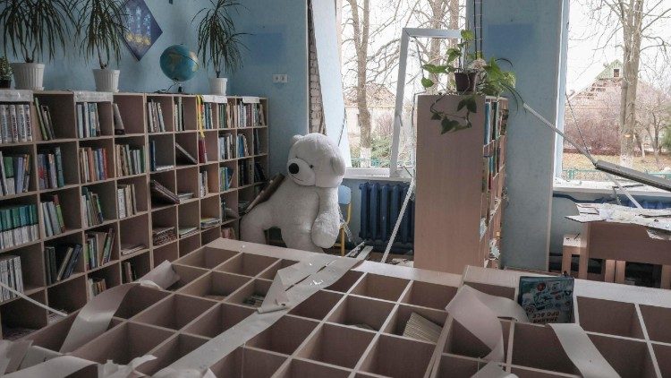 Uma biblioteca danificada no local de um ataque russo perto de uma escola em Zaporizhzhia, Ucr&acirc;nia, em 17 de dezembro de 2025, em meio &agrave; invas&atilde;o russa em curso. A R&uacute;ssia atingiu a cidade tr&ecirc;s vezes com bombas planadoras, danificando uma escola, pr&eacute;dios residenciais e uma infraestrutura. Pelo menos 29 pessoas ficaram feridas, incluindo uma crian&ccedil;a, segundo a Administra&ccedil;&atilde;o Estatal Regional de Zaporizhzhia. As tropas russas entraram em territ&oacute;rio ucraniano em 24 de fevereiro de 2022, iniciando um conflito que provocou destrui&ccedil;&atilde;o e uma crise humanit&aacute;ria. EPA/OLEG MOVCHANIUK