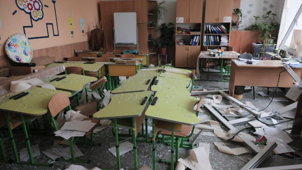Uma sala de aula danificada no local de um ataque russo perto de uma escola em Zaporizhzhia, Ucrânia, em 17 de dezembro de 2025, em meio à invasão russa em curso. A Rússia atingiu a cidade três vezes com bombas planadoras, danificando uma escola, prédios residenciais e uma infraestrutura. Pelo menos 29 pessoas ficaram feridas, incluindo uma criança, segundo a Administração Estatal Regional de Zaporizhzhia. As tropas russas entraram em território ucraniano em 24 de fevereiro de 2022, iniciando um conflito que provocou destruição e uma crise humanitária. EPA/OLEG MOVCHANIUK   (ANSA)