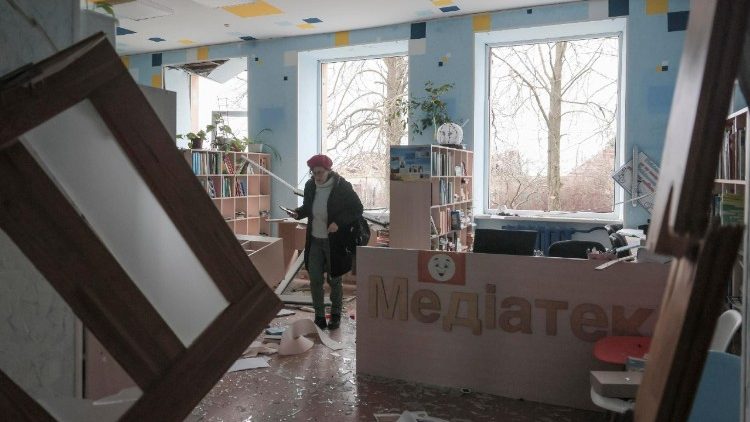 Uma biblioteca danificada no local de um ataque russo perto de uma escola em Zaporizhzhia, Ucr&acirc;nia, em 17 de dezembro de 2025, em meio &agrave; invas&atilde;o russa em curso. A R&uacute;ssia atingiu a cidade tr&ecirc;s vezes com bombas planadoras, danificando uma escola, pr&eacute;dios residenciais e uma infraestrutura. Pelo menos 29 pessoas ficaram feridas, incluindo uma crian&ccedil;a, segundo a Administra&ccedil;&atilde;o Estatal Regional de Zaporizhzhia. As tropas russas entraram em territ&oacute;rio ucraniano em 24 de fevereiro de 2022, iniciando um conflito que provocou destrui&ccedil;&atilde;o e uma crise humanit&aacute;ria. EPA/OLEG MOVCHANIUK