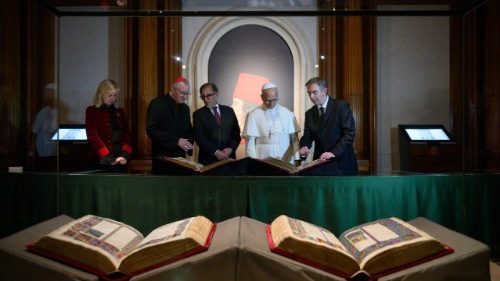 El Papa visita la Biblioteca del Senado italiano para visitar la exposición de la Biblia de Borso del Este.  (@Vatican Media)