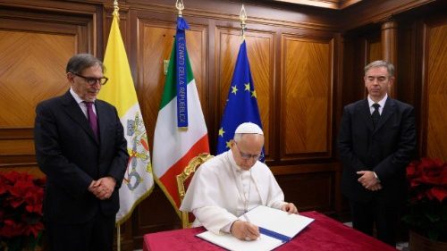 ഇറ്റലിയുടെ സെനറ്റ് ലൈബ്രറിയും ഇറ്റലിയിലേക്കുള്ള വത്തിക്കാൻ എംബസിയും സന്ദർശിച്ച് പാപ്പാ