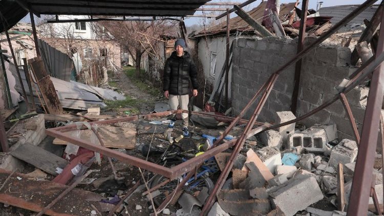 Um menino local reage no local de um ataque russo a um pr&eacute;dio privado em Zaporizhzhia, no sudeste da Ucr&acirc;nia, em 19 de dezembro de 2025, em meio &agrave; invas&atilde;o russa. O Servi&ccedil;o Estatal de Emerg&ecirc;ncia da Ucr&acirc;nia relatou pelo menos sete feridos, enquanto psic&oacute;logos prestaram assist&ecirc;ncia a 12 civis, incluindo duas crian&ccedil;as. EPA/OLEG MOVCHANIUK