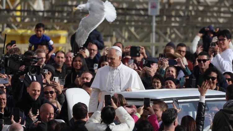 Leó pápa a szentév utolsó szombati audienciáján a Szent Péter téren a zarándokok körében